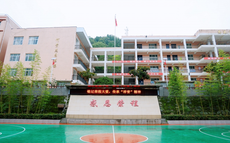 十七年深情伴成長，十五載回訪續華章 —— 榮程集團董事會主席張榮華一行回訪略陽榮程中學